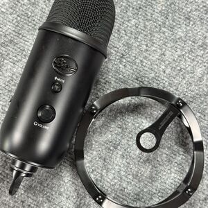 BLUE Microphone 888-000296 with stand/base & USB Wire Connector Black